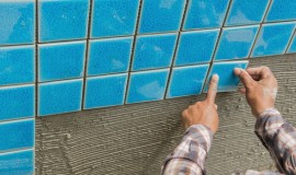 家里的马赛克墙面有几块马赛克砖掉落了,怎么修补?